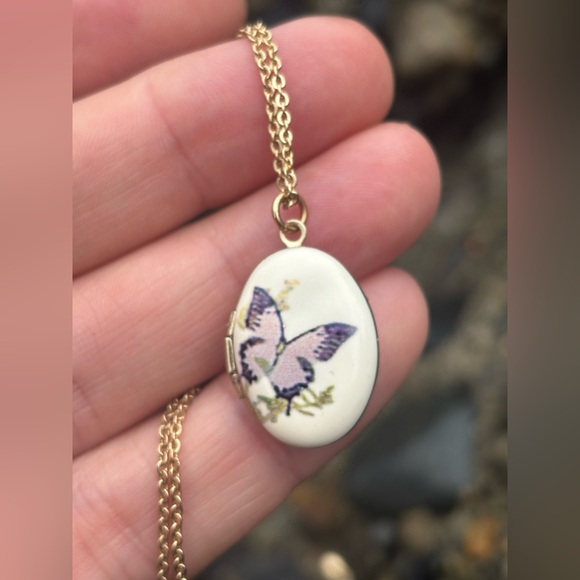Vintage Porcelain Butterfly Locket Necklace • Gold Tone Oval Keepsake Pendant - Picture 7 of 11
